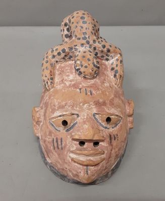 AFRIQUE NOIRE. Masque en bois peint.