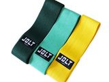 trois couleurs différentes de bracelets sur fond blanc
