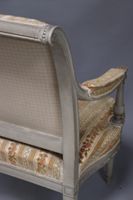 Paire de fauteuils en bois laqué gris à dossiers renversés, … (photo 6)