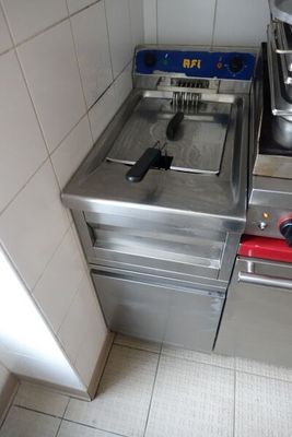 une image d'une cuisine avec une cuisinière et un évier