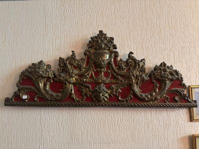 Important fronton de style Louis XIV en laiton estampé à décor d'une c