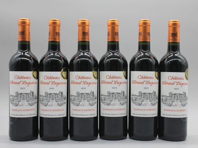 six bouteilles de vin rouge sont alignées