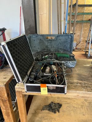 une boîte à outils contenant des outils, posée sur un établi