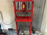 une borne d'incendie rouge posée sur un socle dans un garage