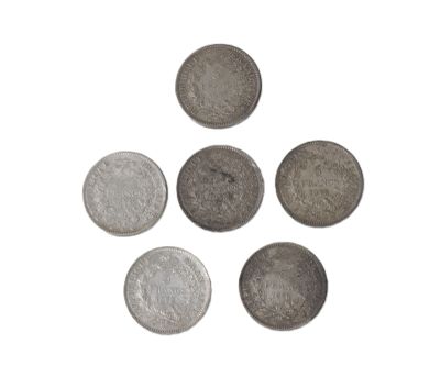 six types différents de pièces d'argent disposées en triangle