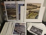 beaucoup de photos posées sur une table