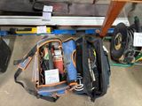 plein d'outils dans un sac posé par terre