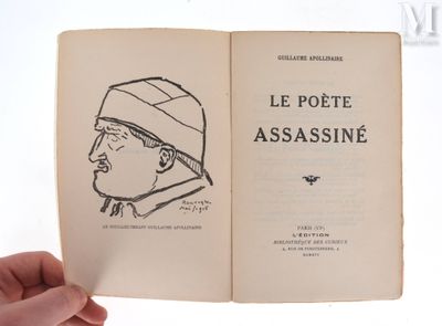 une main tenant un livre sur lequel figure le dessin d'un homme coiffé d'un chapeau