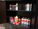 une armoire noire sur laquelle sont posées de nombreuses boîtes de peinture