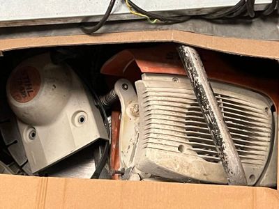 une boîte en carton avec un tas d'outils à l'intérieur