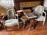trois chaises et une table devant une cheminée