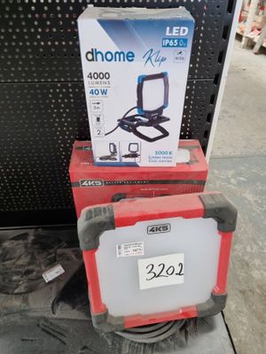 deux cartons contenant du matériel électronique posés par terre