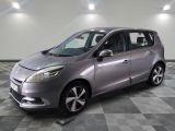 la photo d'une voiture argentée garée dans un garage