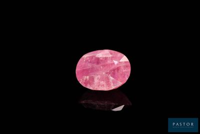 une tourmaline rose posée sur un fond noir
