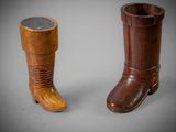 On voit deux paires de bottes en bois côte à côte