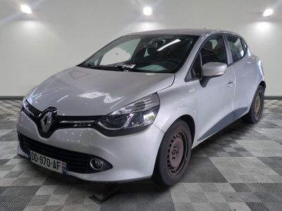 la voiture argentée est garée sur un sol en damier dans le garage