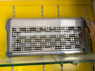 un grille-pain posé sur une étagère en verre dans une cuisine jaune