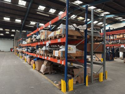 un grand entrepôt rempli de boîtes et de cartons