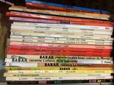 plusieurs livres empilés sur une étagère