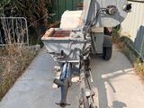 une machine qui se trouve sur le trottoir, à côté d'un immeuble