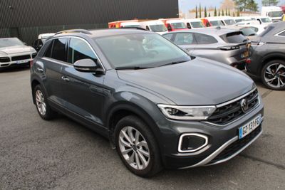 Le SUV Volkswagen est garé sur un parking, à côté d'autres voitures.
