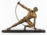 une statue en bronze représentant un homme portant un cerceau, posée sur un socle en marbre