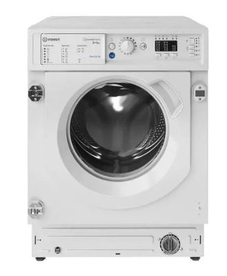 vue de face d'une machine à laver blanche sur fond blanc