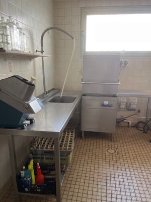 une image d'une cuisine avec un évier et une cuisinière