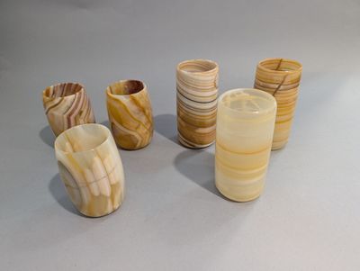 cinq types de vases différents posés sur une table