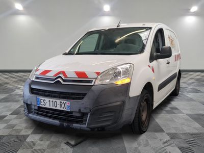 la camionnette blanche est garée sur un sol en damier dans le garage