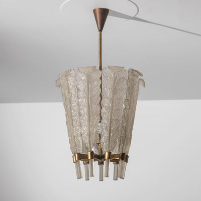 une image représentant un lustre en verre suspendu au plafond