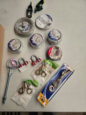 plusieurs objets posés ensemble sur une table
