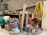 un tas d'objets et d'outils en tout genre dans un garage