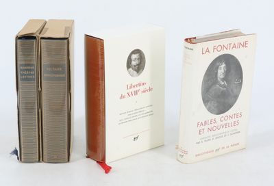 trois livres posés l'un à côté de l'autre sur une surface blanche
