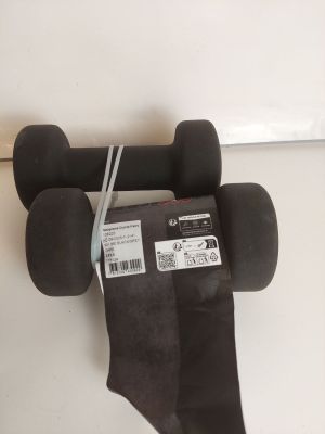 un rouleau de papier toilette accroché au mur