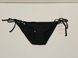 un gros plan sur un bikini noir muni d'une étiquette