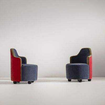 deux chaises, une bleue et une rouge, placées l'une à côté de l'autre sur une surface blanche