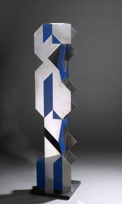 une grande sculpture en métal ornée d'un motif bleu et blanc