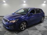 une voiture bleue garée dans un garage au sol en damier