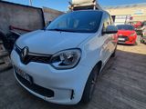la voiture blanche est garée dans le parking à côté d'autres voitures