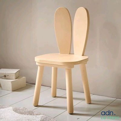 une chaise en bois sur laquelle sont fixées deux oreilles de lapin