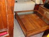 une table basse avec un tiroir en dessous, dans un salon