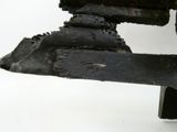 gros plan d'un morceau de métal sur une surface blanche