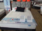 un lit placé au milieu d'un magasin