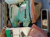 une boîte sur laquelle sont posés tout un tas d'outils