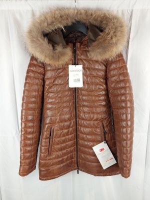 La veste est marron et possède un col en fourrure