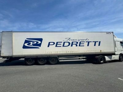 un camion semi-remorque garé dans un parking