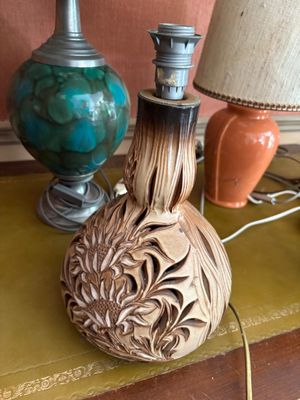 deux lampes posées sur une table sur laquelle se trouve une autre lampe