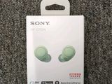La boîte des écouteurs Sony est ouverte sur le tapis.