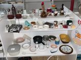 une table sur laquelle sont posés de nombreux objets dans une pièce